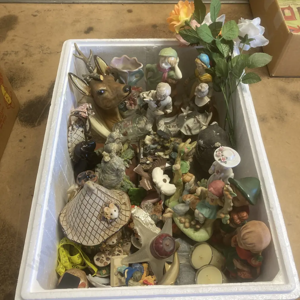 Box Lot Figurines, Candles, Faux Flowers Etc Image 1++