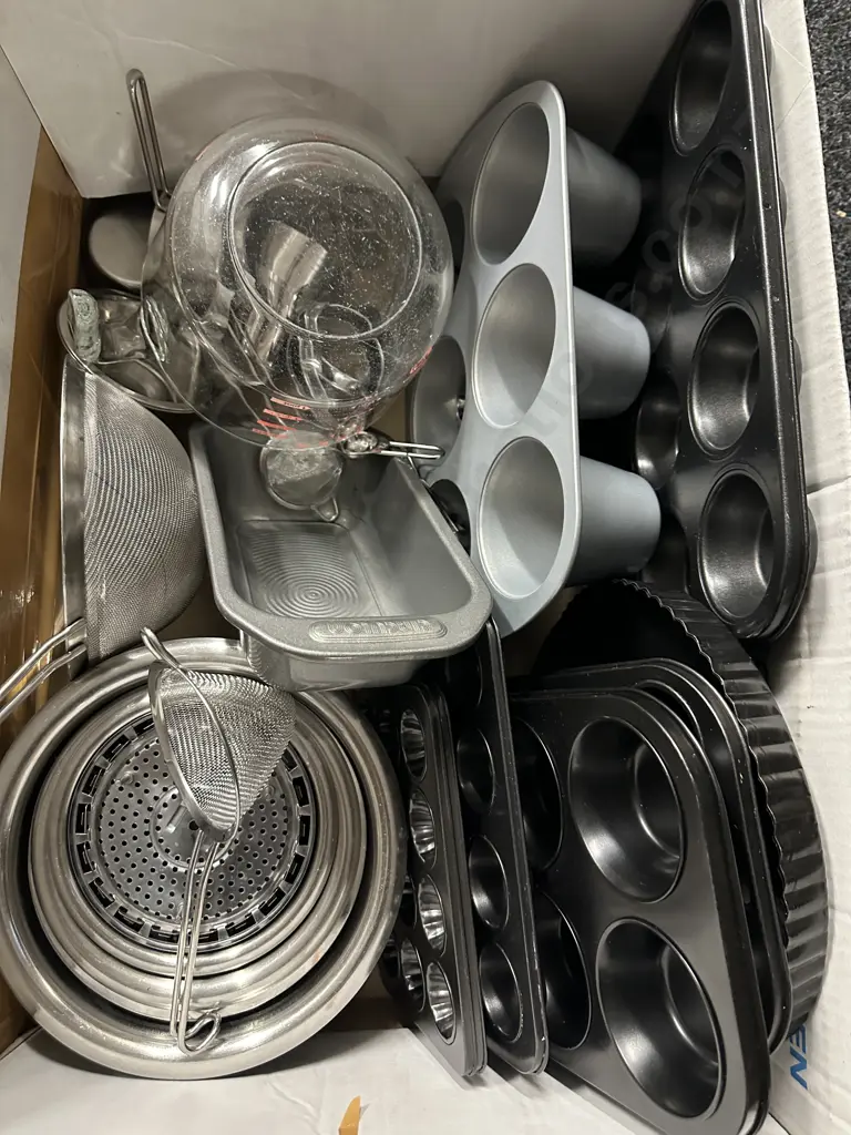 Near New Assorted Bakeware Image 1++