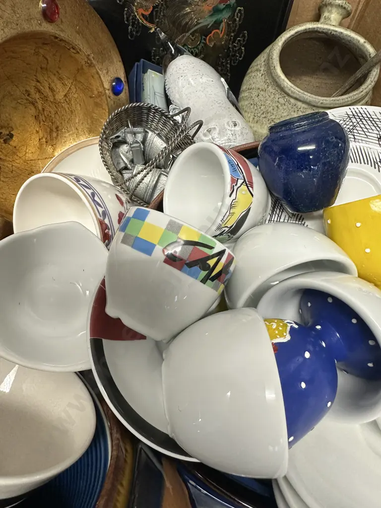 Box Of Assorted Crockery, Pottery Etc Image 1++