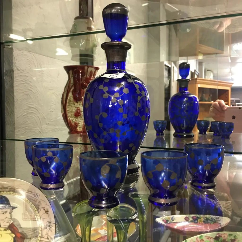 Vintage Decanter & Glasses Image 1++