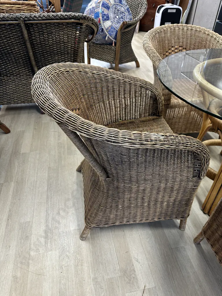 Vintage Rattan 5 Piece Dining Suite With a Round Glass Topped Table (72 x 106cm) Image 1++