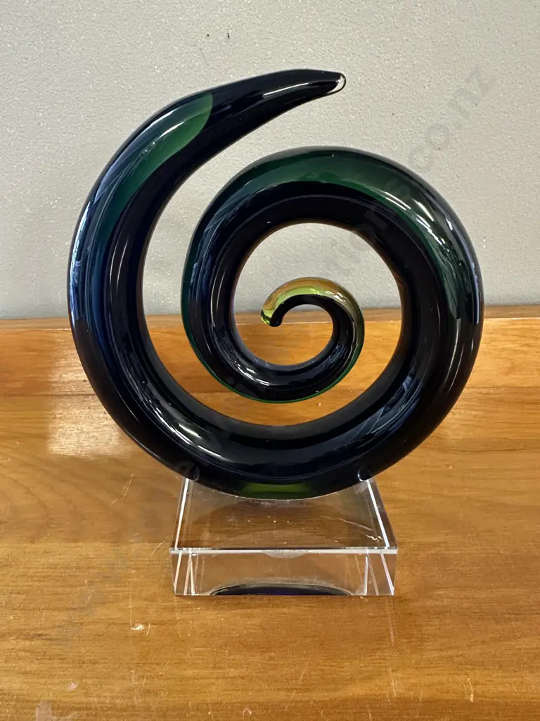 Signature Style By Murphys New Zealand Glass Swirl Sculpture Image 1++