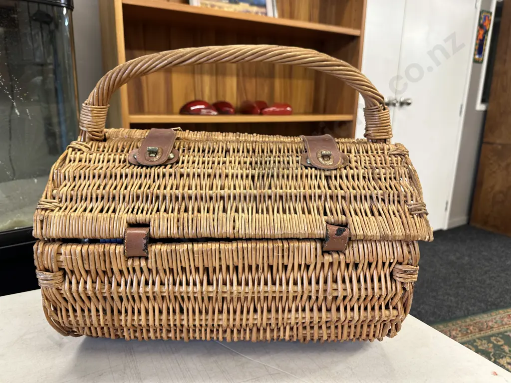 Round Wicker Picnic Hamper Basket With Plates, Cutlery Etc Image 1++