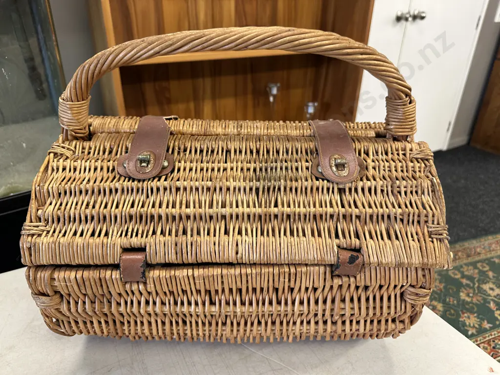 Round Wicker Picnic Hamper Basket With Plates, Cutlery Etc Image 1++