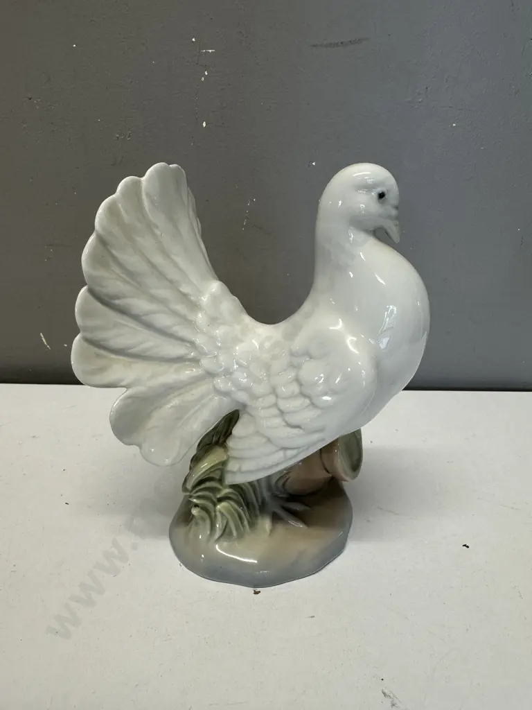 Fantail Dove Figurine H21cm. Image 1++