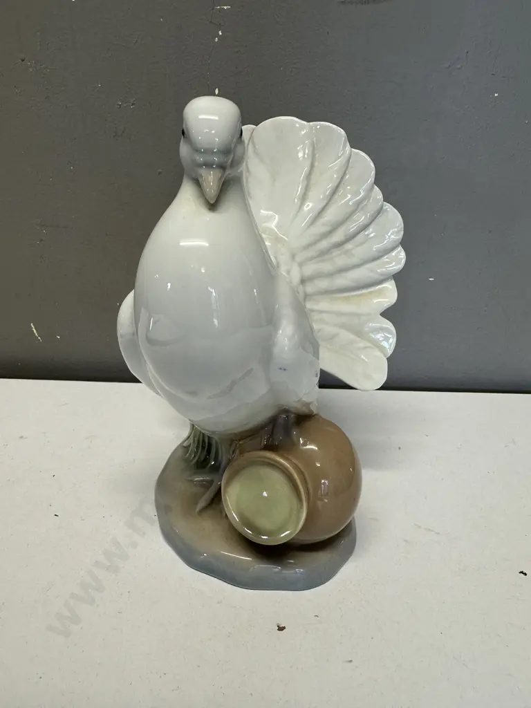 Fantail Dove Figurine H21cm. Image 1++