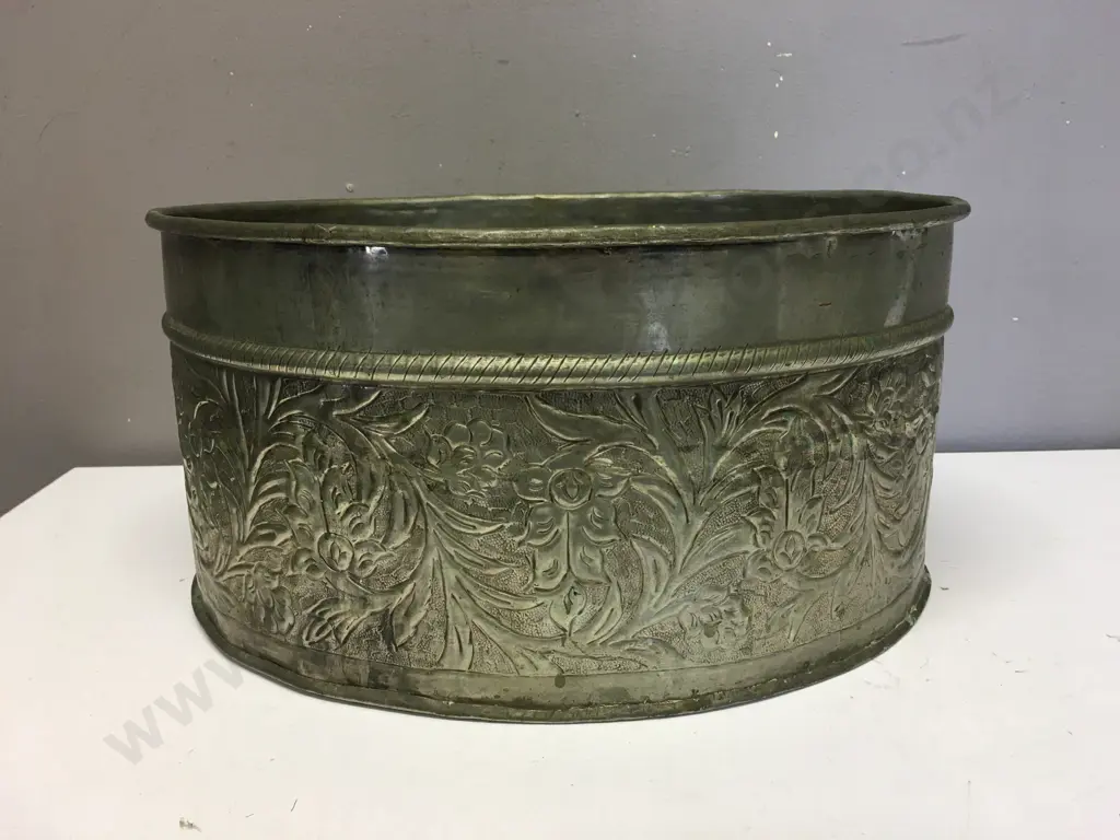 Ornate Large Oval Planter / Ice Bucket. H19 W38 D31cm Image 1++