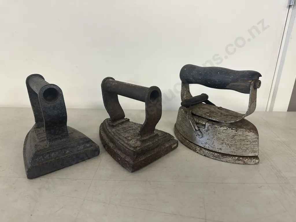Lot of 3 Antique Sad Irons Image 1++