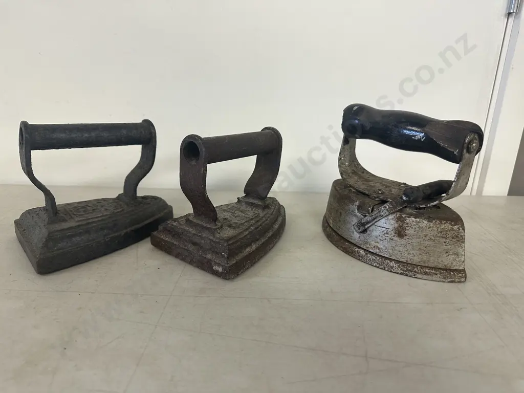 Lot of 3 Antique Sad Irons Image 1++