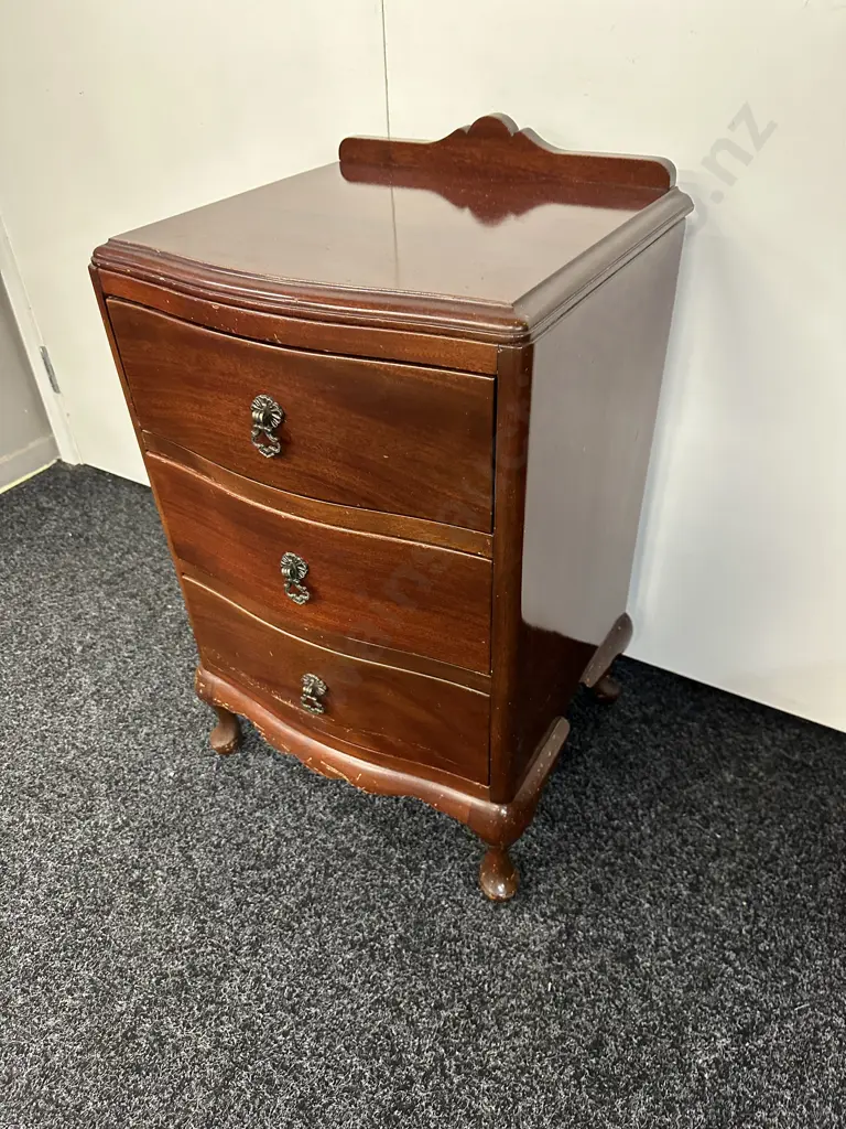 Queen Anne Mahogany Bedside Cabinet Cabriole Legs H71,W43,D40cm. Image 1++