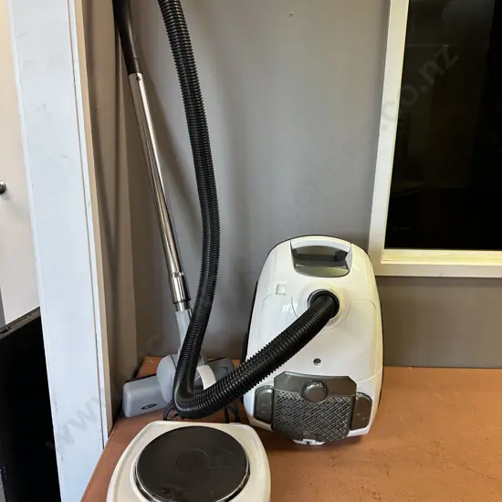 Home & Co Vacuum Cleaner Model VCV45-16A (Zip Foot) With Kambrook Hot Plate