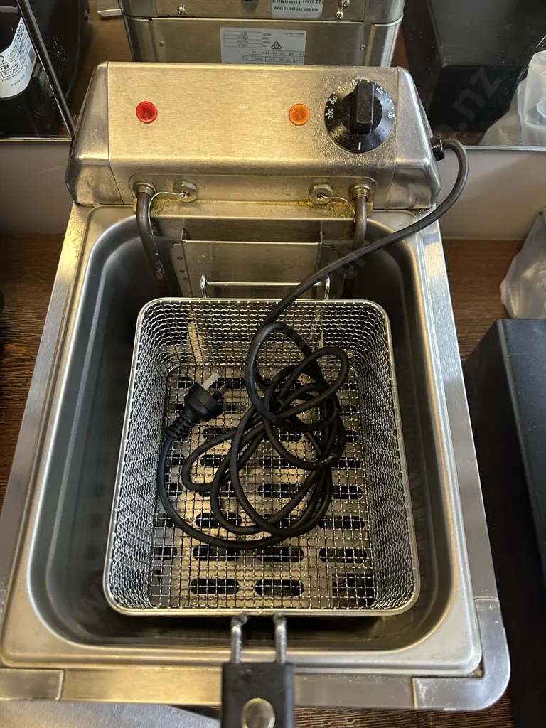 Moffat Bakbar EC61 - Countertop Single Tank Electric Fryer, 8 Litres. H29.5 W29.5 D41cm Image 1++