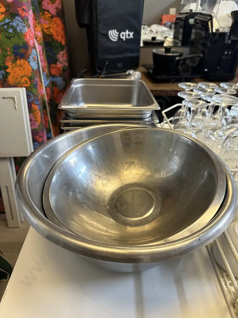 4 x Bain Marie Dishes 32.5 x 26.5cm & Large Stainless Steel Draining Bowl & Bowl Image 1++