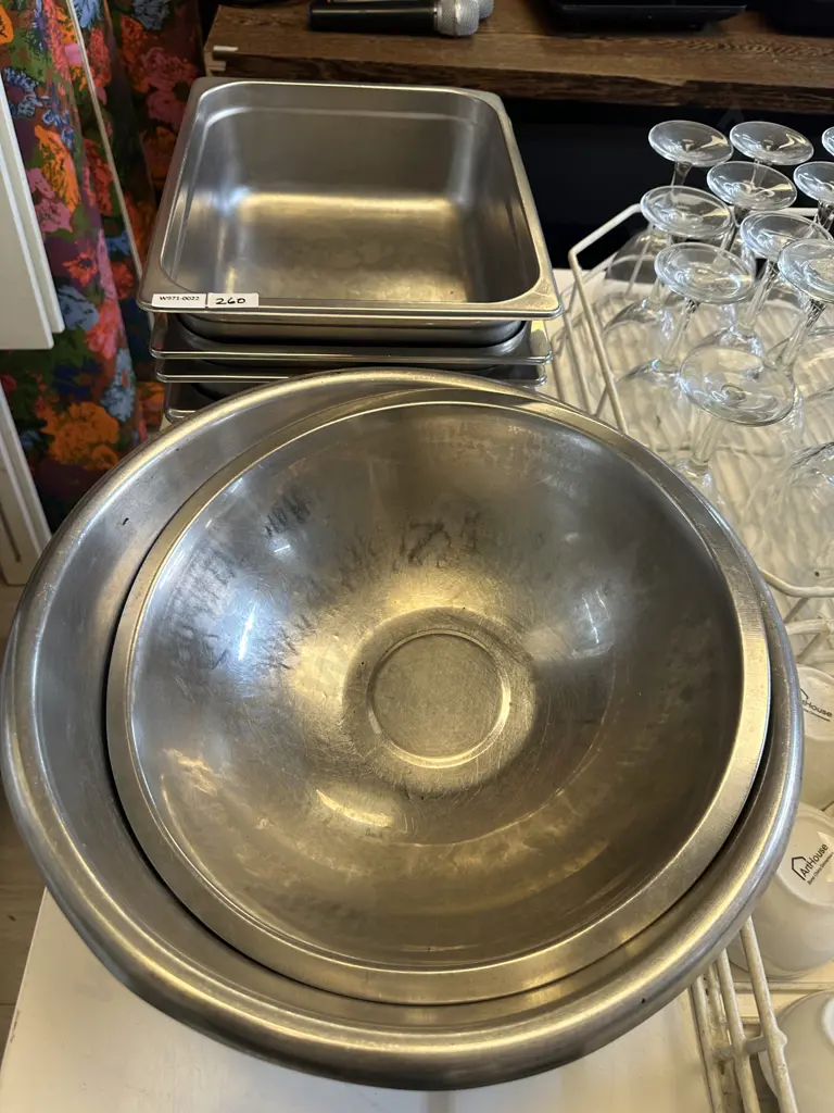 4 x Bain Marie Dishes 32.5 x 26.5cm & Large Stainless Steel Draining Bowl & Bowl Image 1++