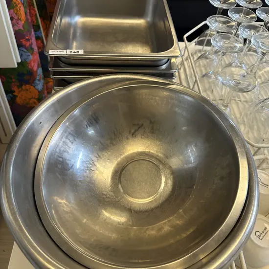 4 x Bain Marie Dishes 32.5 x 26.5cm & Large Stainless Steel Draining Bowl & Bowl