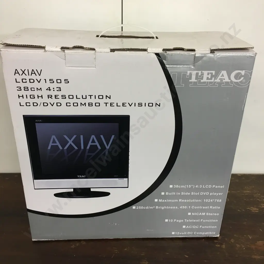 Teac LCD /DVD 15" Combo TV Image 1++