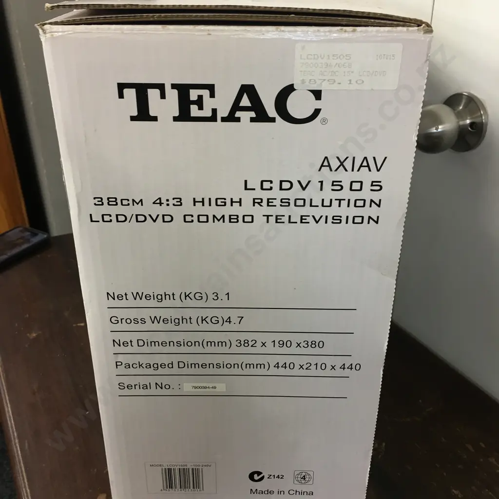 Teac LCD /DVD 15" Combo TV Image 1++