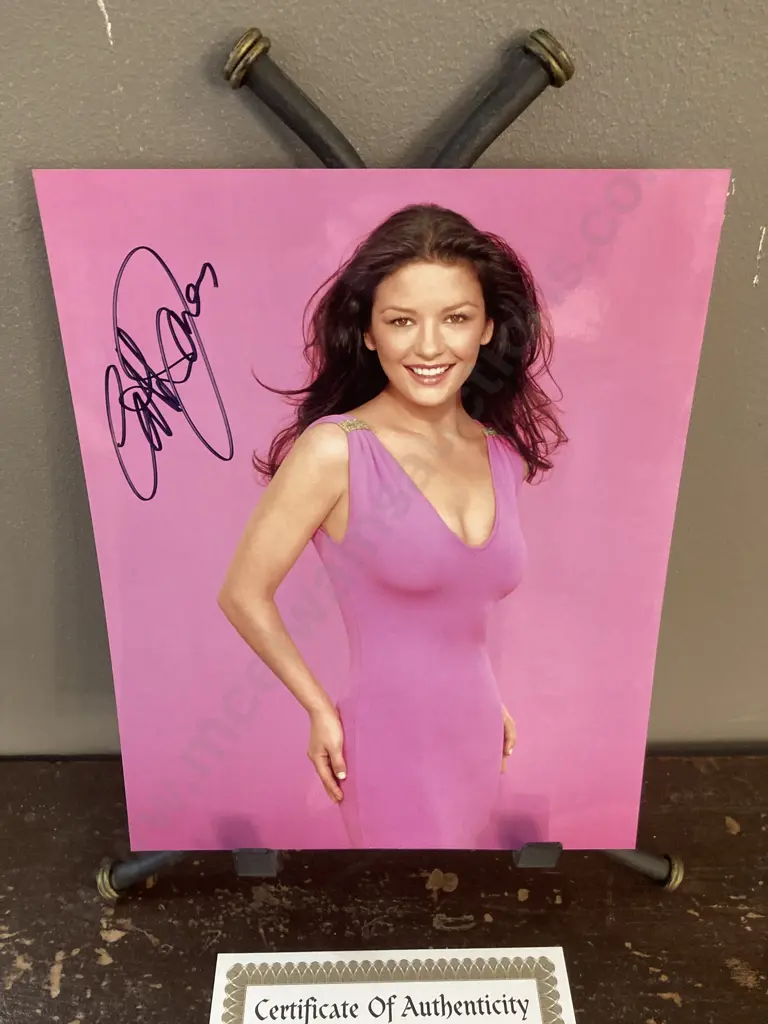 Catherine Zeta Jones Autographed 25 x 20cm Colour Photograph With COA Image 1++