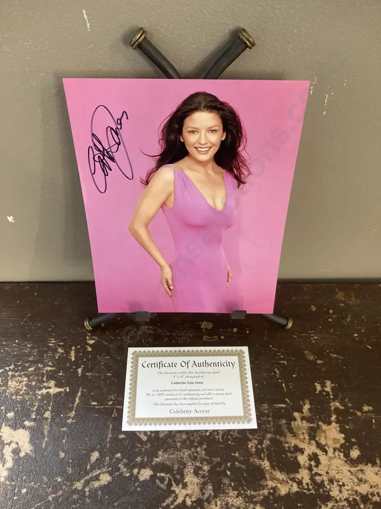 Catherine Zeta Jones Autographed 25 x 20cm Colour Photograph With COA Image 1++