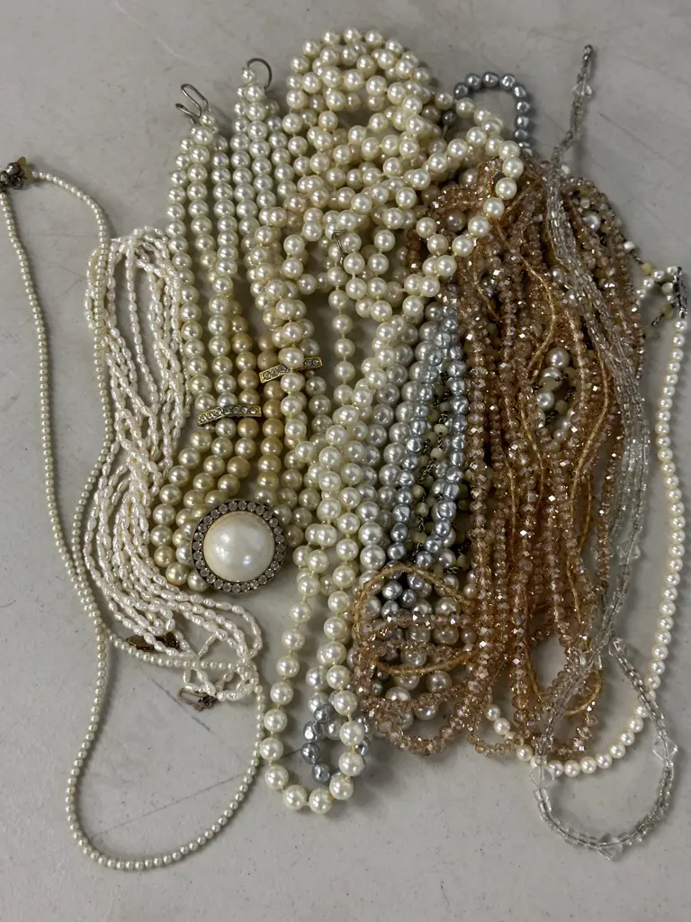Selection of Pearl Coloured Costume Jewellery Necklaces Image 1++