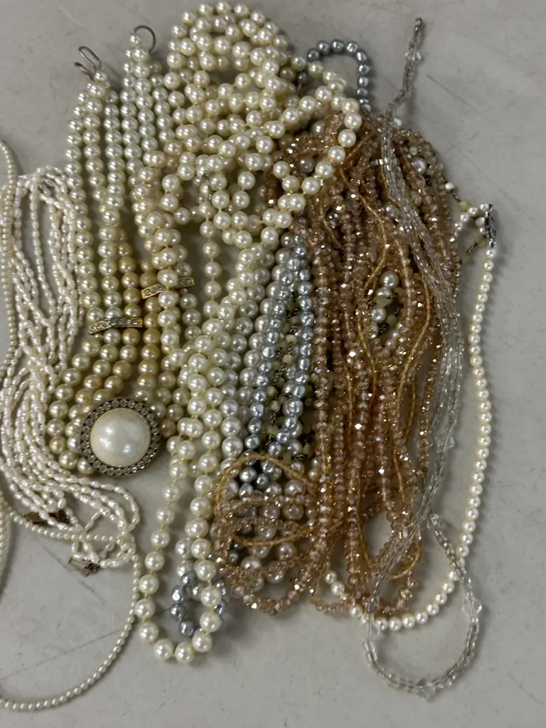 Selection of Pearl Coloured Costume Jewellery Necklaces Image 1++