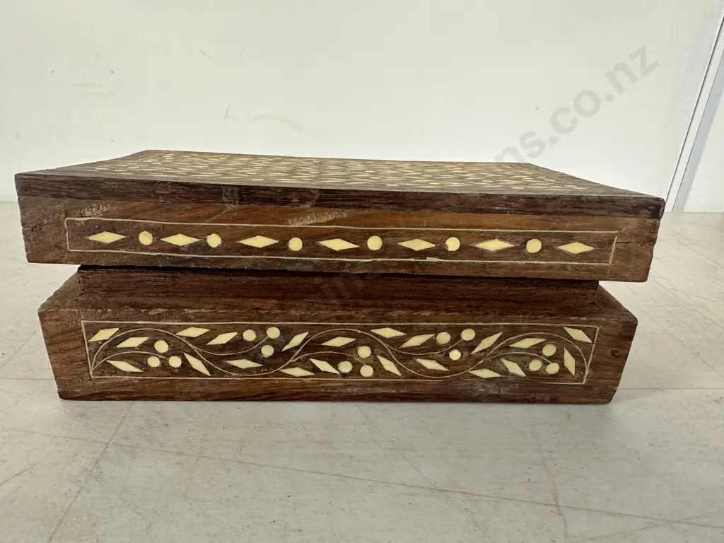 Wooden Inlaid Jewellery Box With Assortment of Jewellery Including Some Marked 925 Image 1++