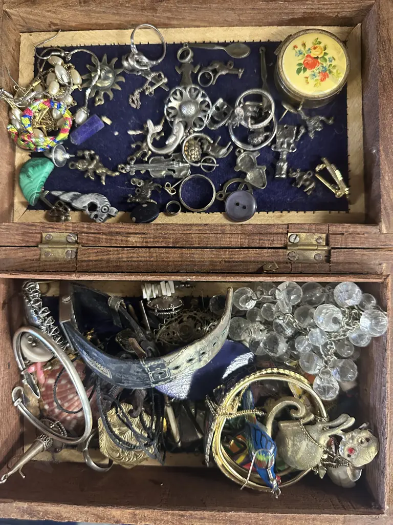Wooden Inlaid Jewellery Box With Assortment of Jewellery Including Some Marked 925 Image 1++