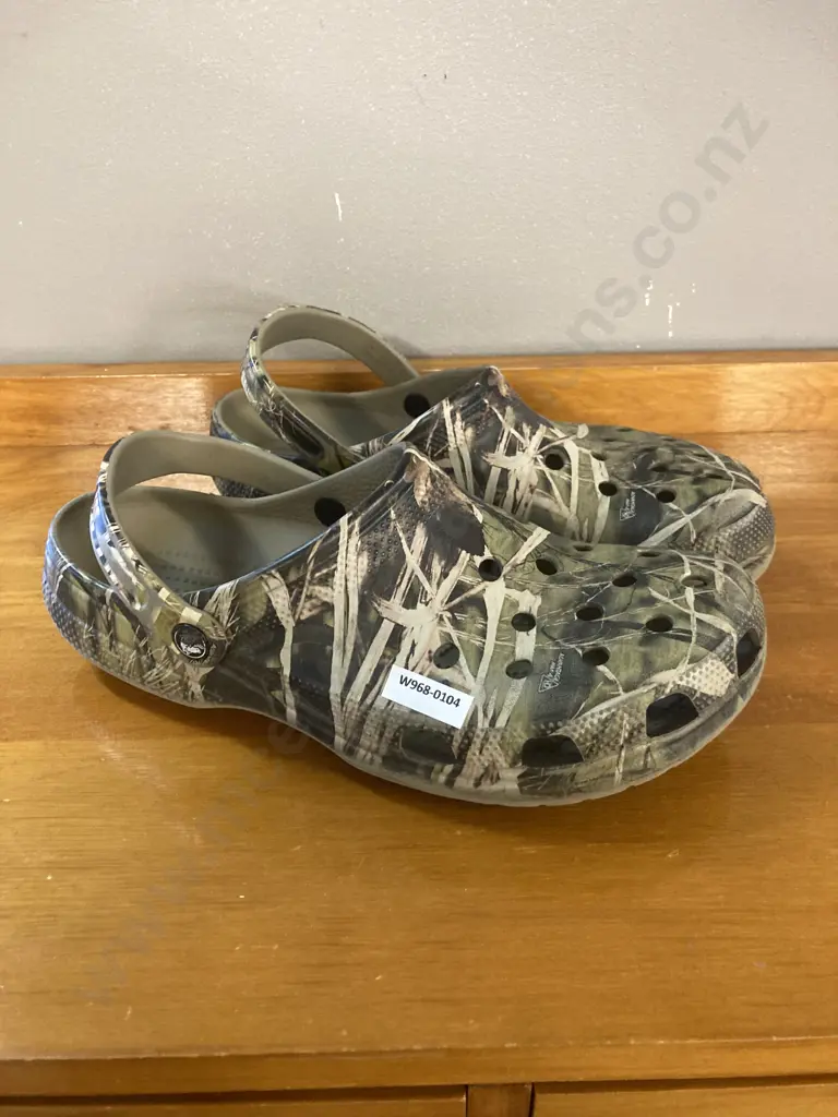 Crocs Unisex Classic Realtree Adults Clogs in Green, Size 12 Image 1++