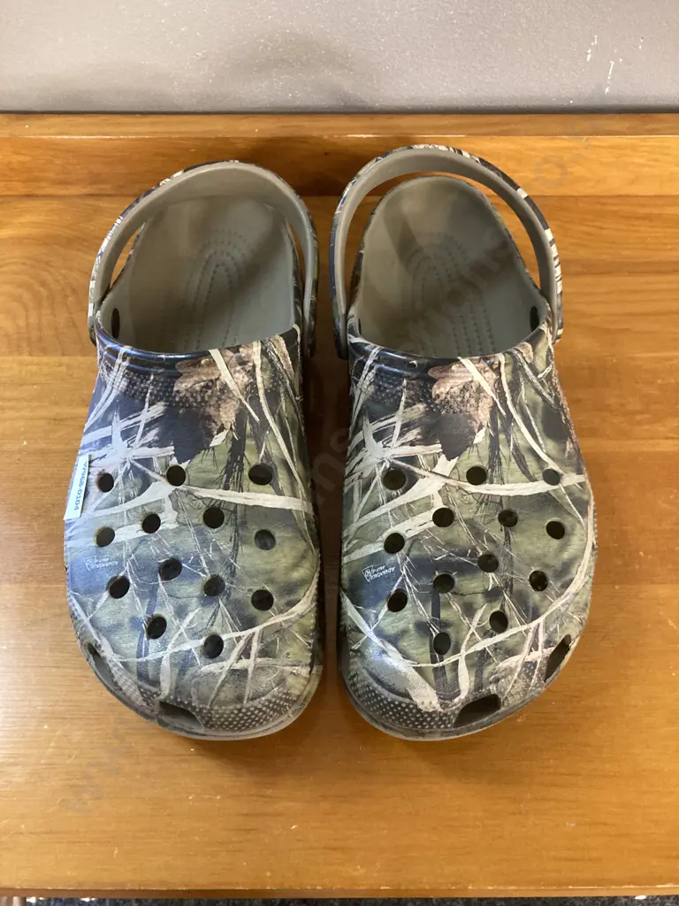 Crocs Unisex Classic Realtree Adults Clogs in Green, Size 12 Image 1++
