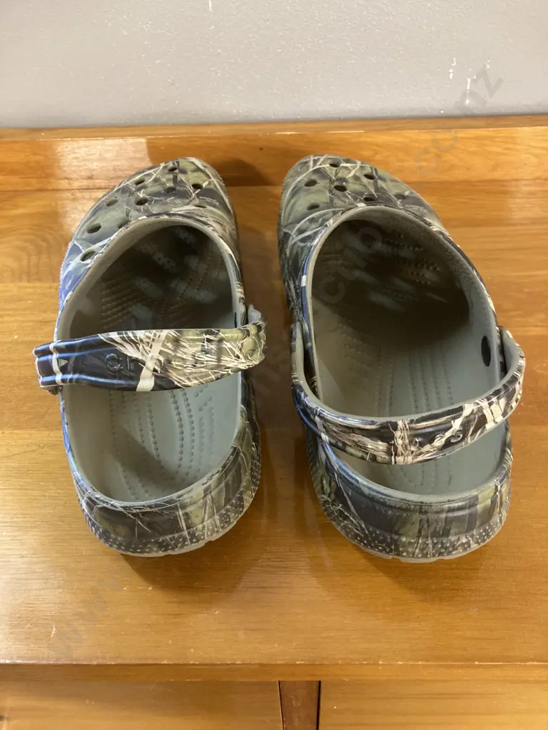 Crocs Unisex Classic Realtree Adults Clogs in Green, Size 12 Image 1++