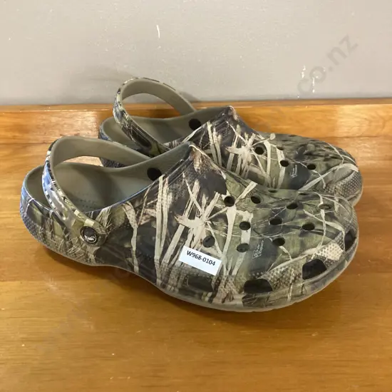 Crocs Unisex Classic Realtree Adults Clogs in Green, Size 12
