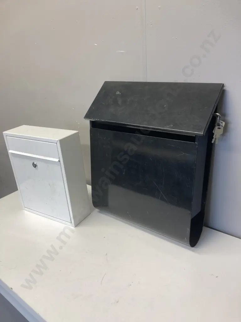 2 x Locking Wall Mount Letterboxes, One With Key, One Locked With No Key Image 1++