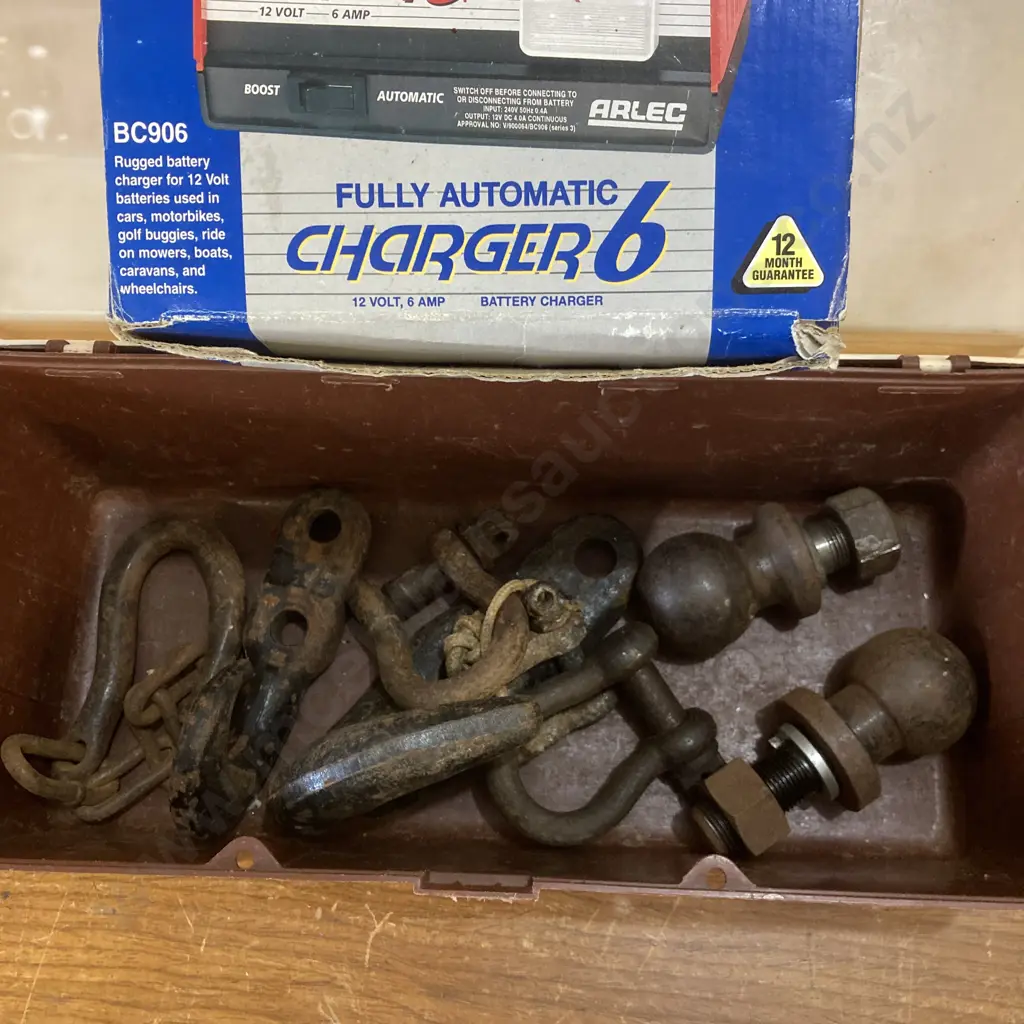 Arlec Fully Automatic Charger 6 Battery Charger, Toolbox, Hooks, D-Shackles Image 1++