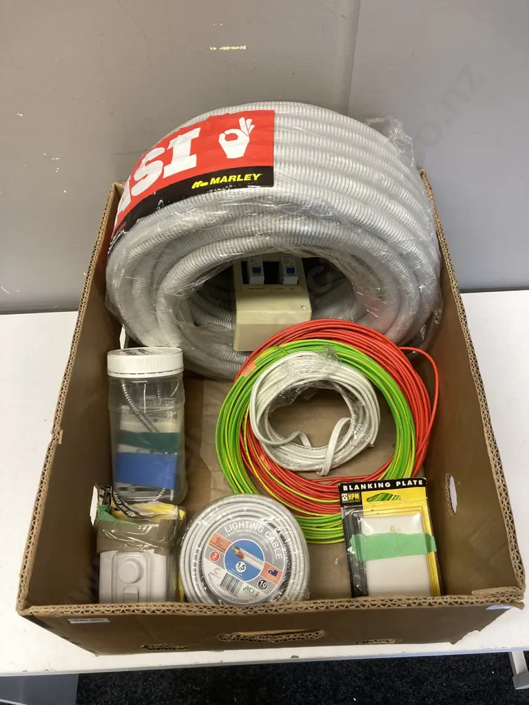 Box Lot Electrical Items Image 1++
