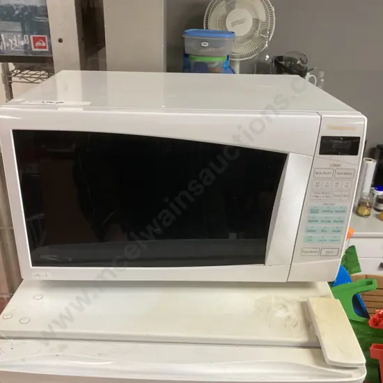 Panasonic 1200W Microwave Model NN-S553WF