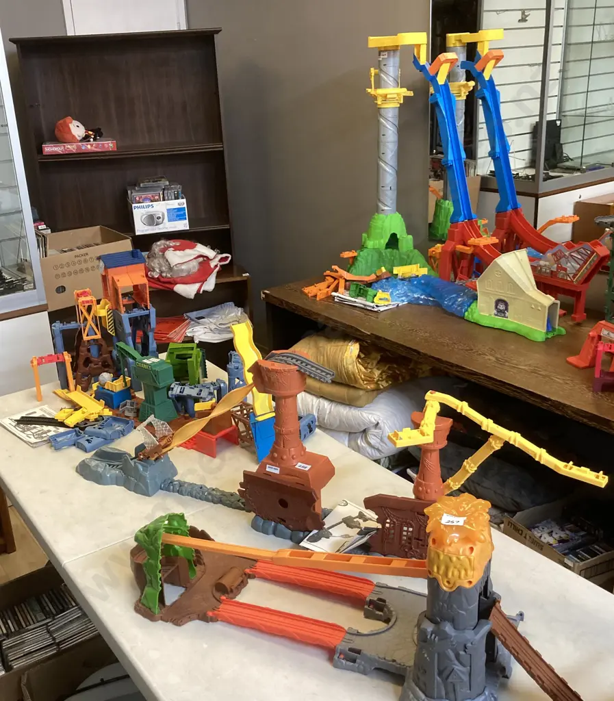 Assorted Thomas & Friends Playsets (Incomplete) Image 1++