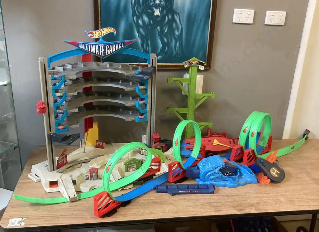 Hot Wheels Track & Assorted Part Playsets Image 1++