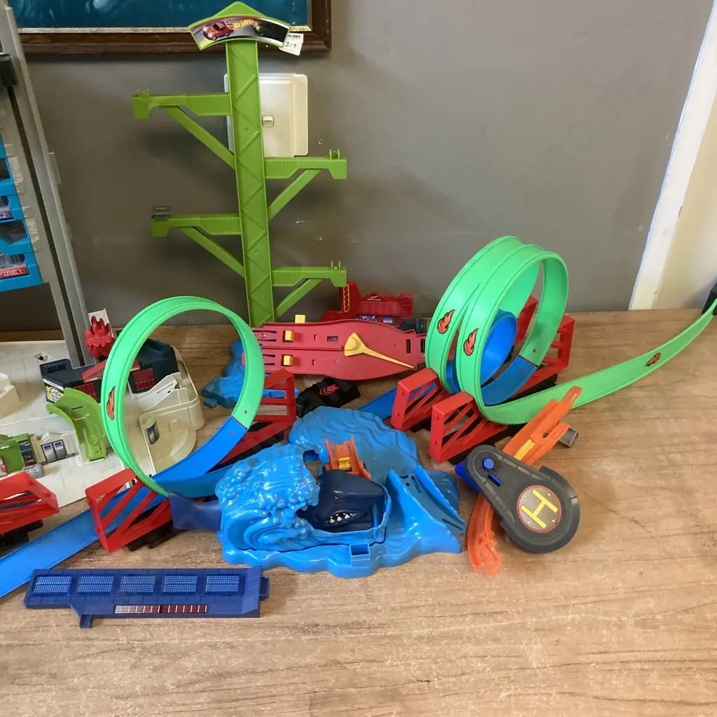 Hot Wheels Track & Assorted Part Playsets Image 1++