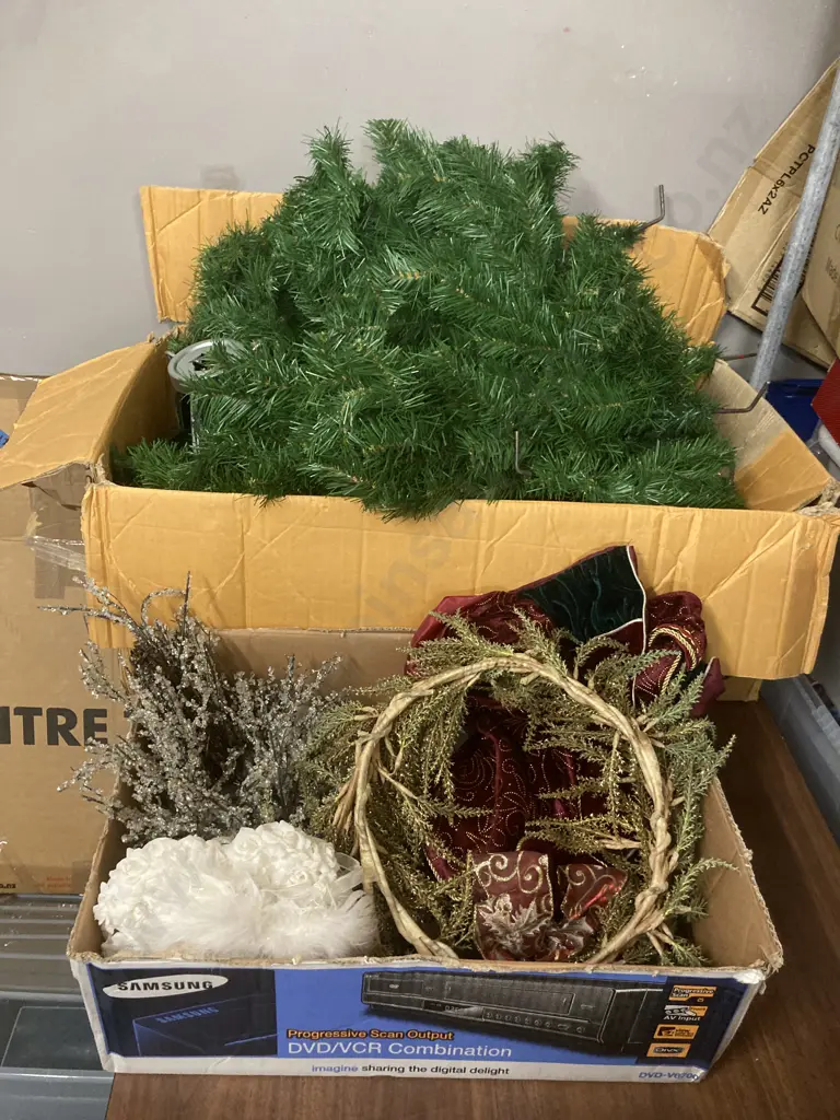  Christmas Tree & Assorted Decorations Image 1++