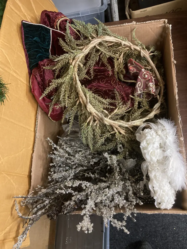  Christmas Tree & Assorted Decorations Image 1++