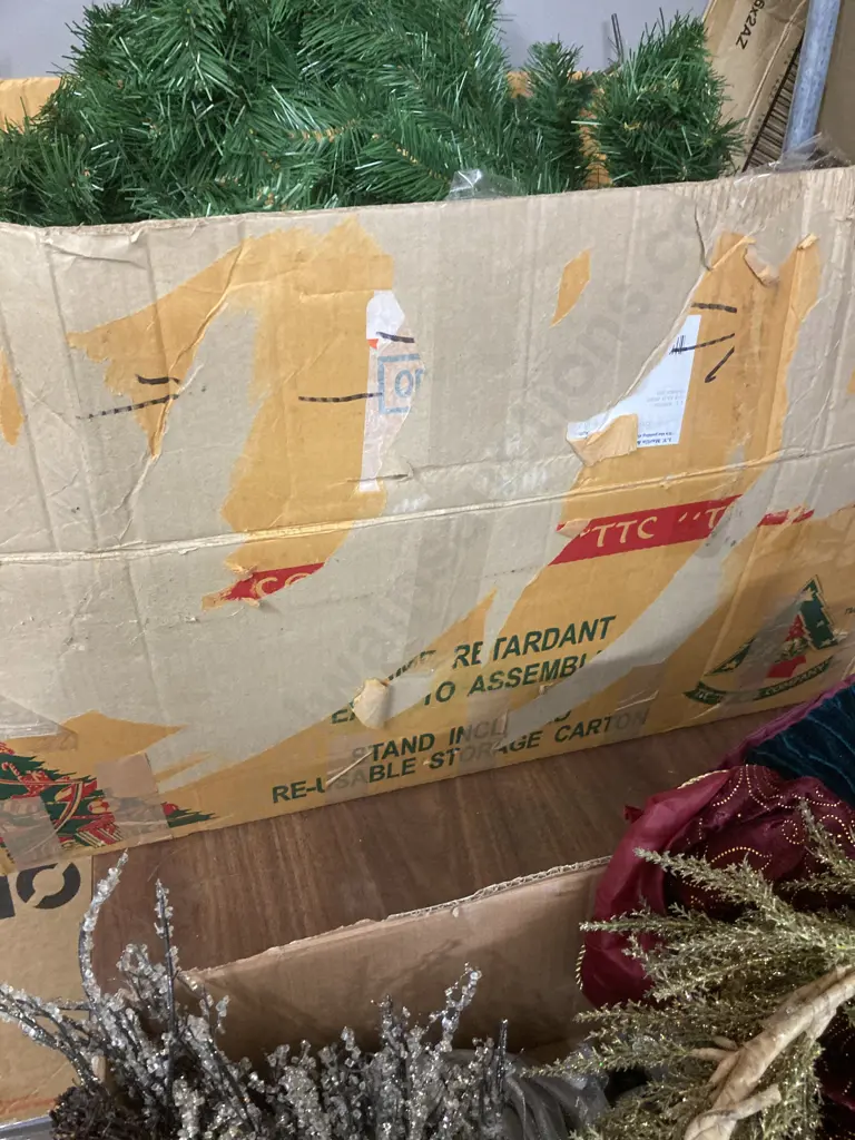  Christmas Tree & Assorted Decorations Image 1++