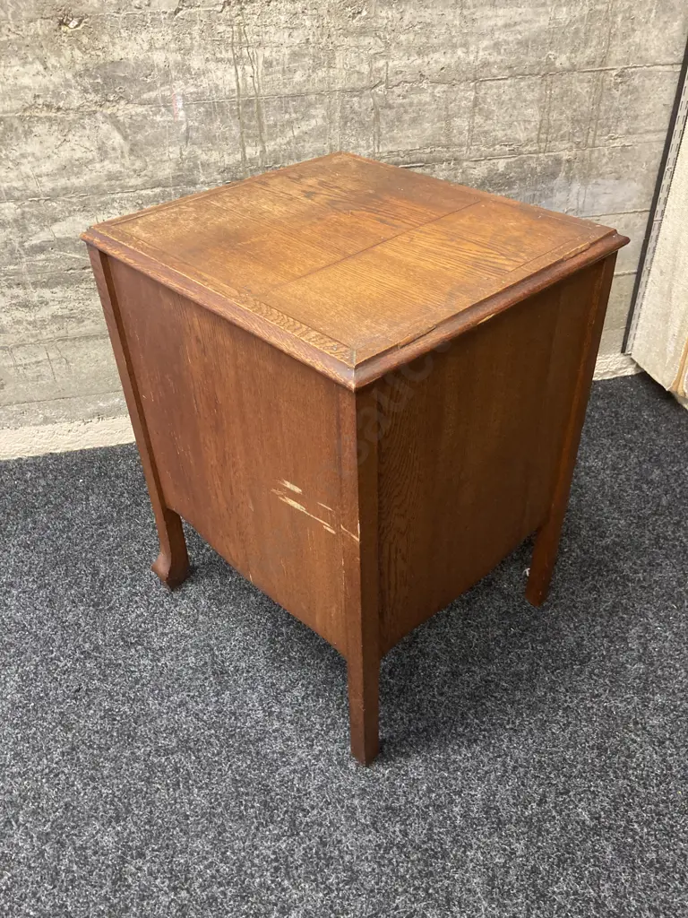 An Oak Gramophone Cabinet With 2 Doors. H64 W44 D50cm Image 1++