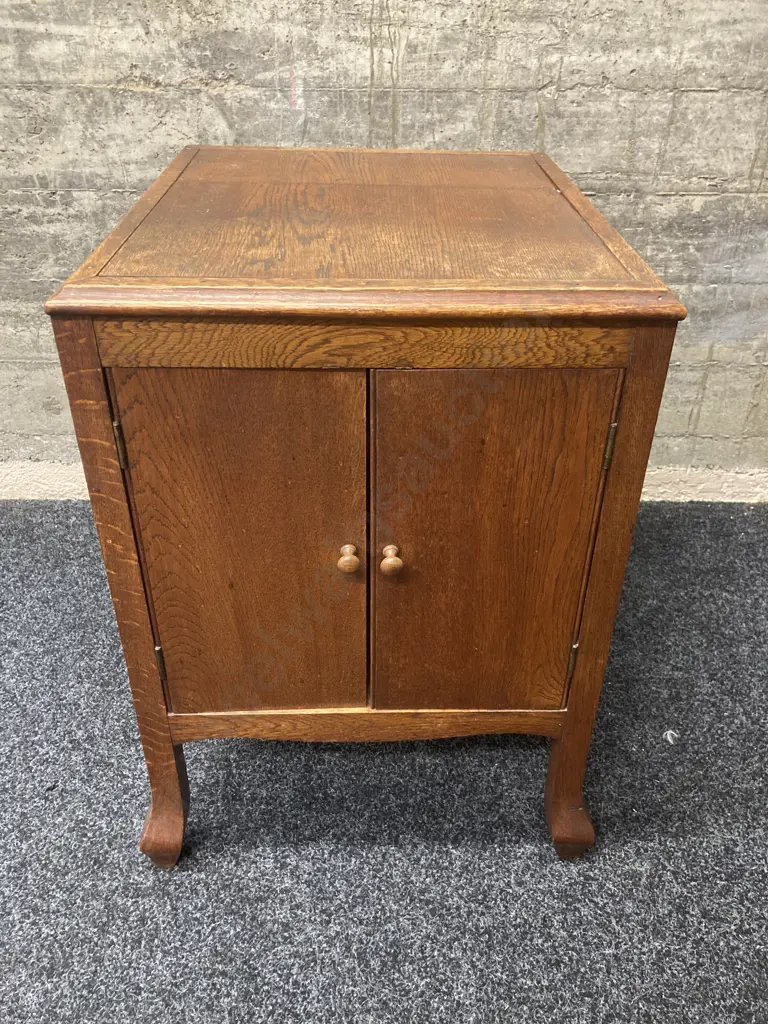 An Oak Gramophone Cabinet With 2 Doors. H64 W44 D50cm Image 1++