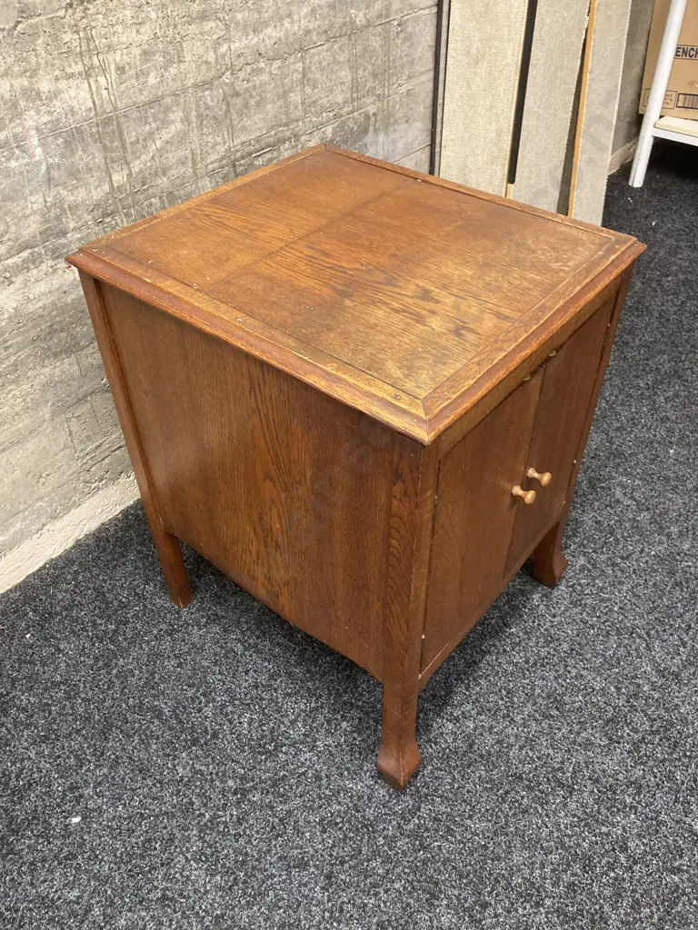 An Oak Gramophone Cabinet With 2 Doors. H64 W44 D50cm Image 1++