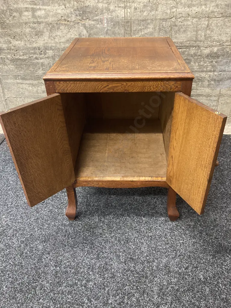 An Oak Gramophone Cabinet With 2 Doors. H64 W44 D50cm Image 1++