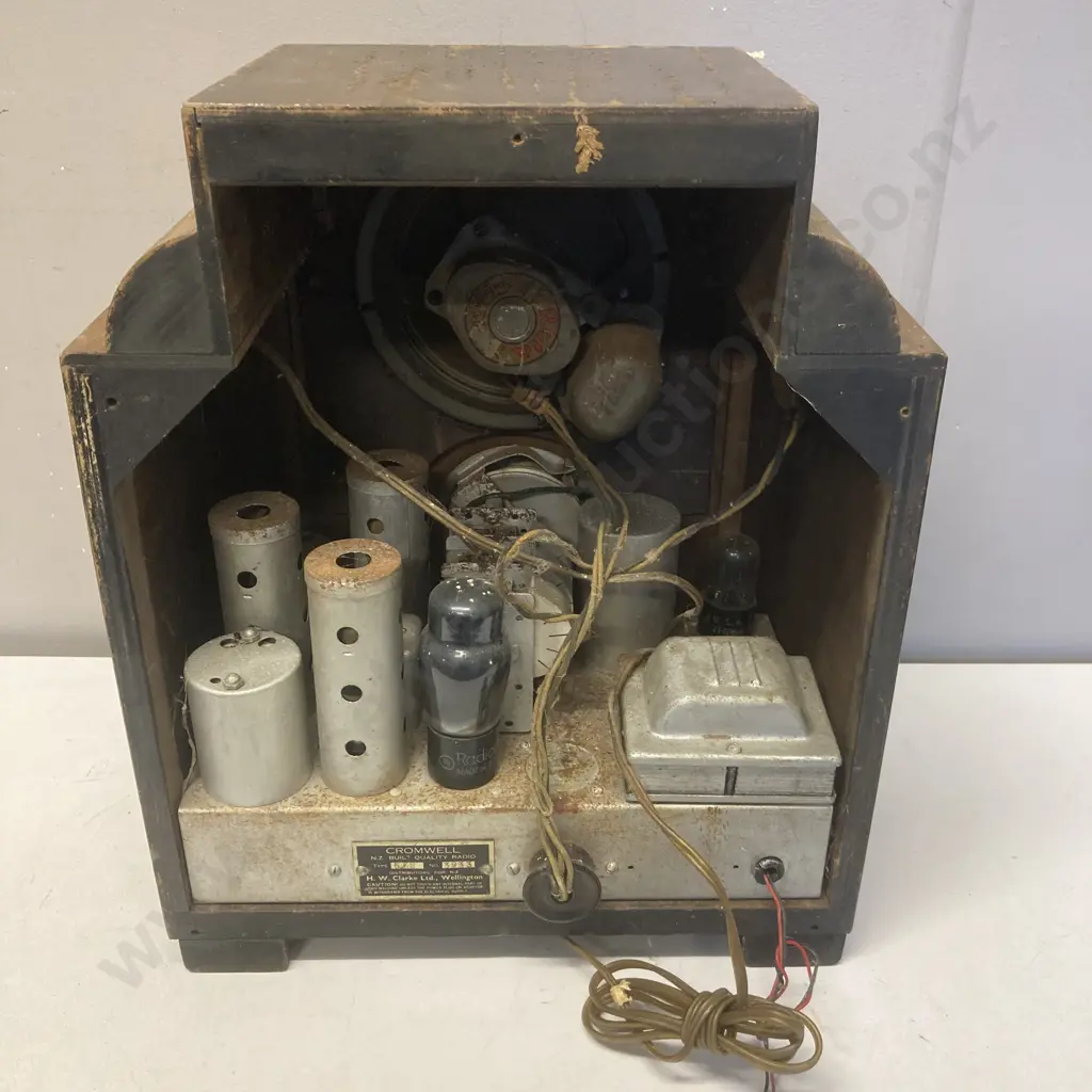 Radion Model 5LS 'Rugby' 5 Valve Broadcast Band Radio - 1936. H41 W34 D21cm Image 1++