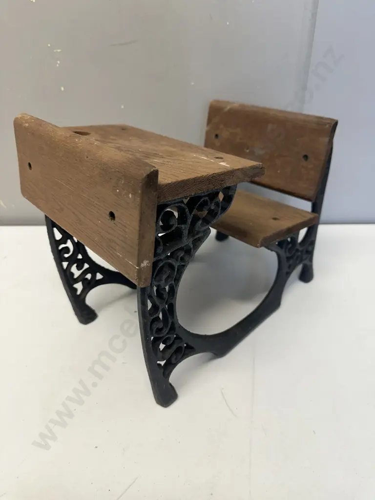 Vintage Small Desk. H24 W21 D30cm Image 1++