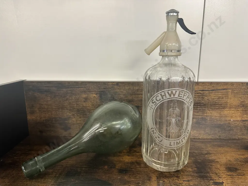 Vintage Schweppes Soda Syphon & Vintage Green Glass Wine Botte Image 1++