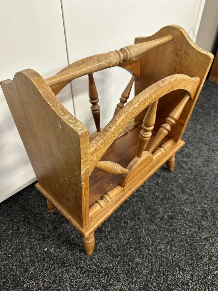 Mid Century Wooden Wagon Wheel Magazine Rack. H52 W46 D25cm Image 1++