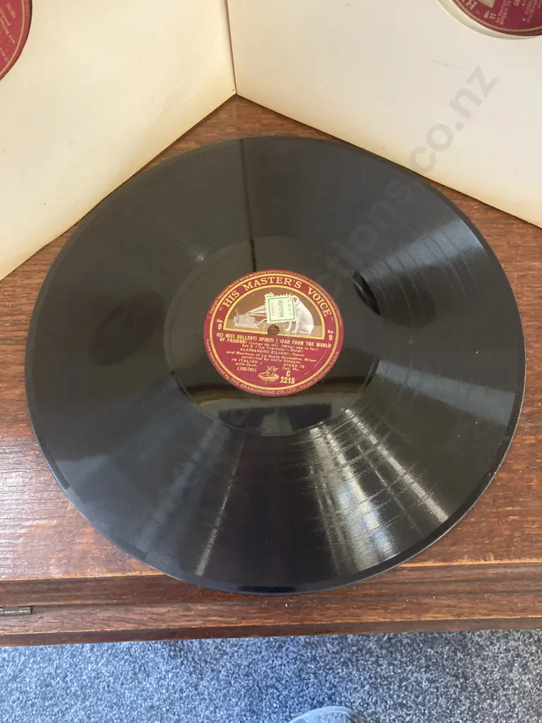 Beggs's Record Album & "His Masters Voice" Gramophone Records Image 1++